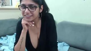 Mia khalifa se coge los pezones en vivo - 29 de mayo de 2016