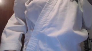 Giovane ragazza karateka suda e si allena mostrandoti il suo caldo corpo sudato