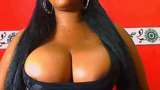 Ebony show biig tits and big pussy in webcam