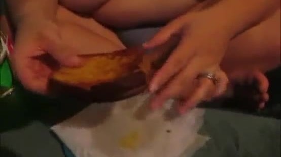 Amanda thick butt eats 2 grill cheese sandwhichs making her fatter - bbwoogle.com