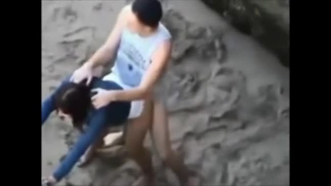Voyeur catches teens having sex on the beach