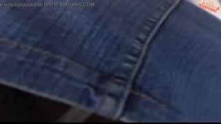 Espiando bajo falda de adolecente